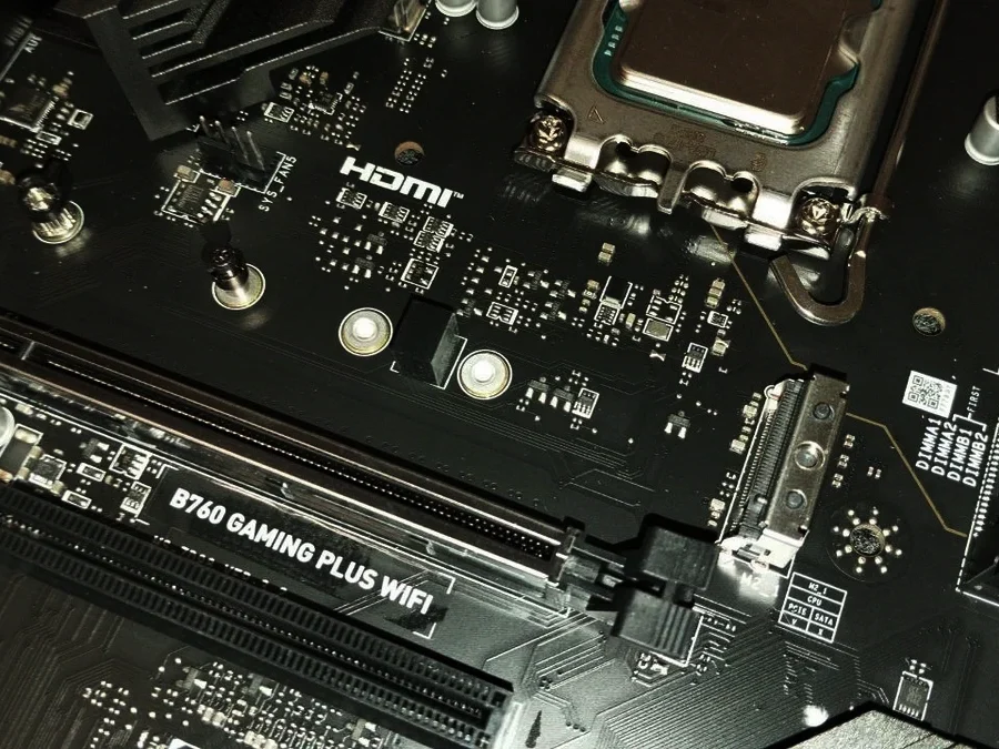 ustanovka-ssd-na-platu-msi-4